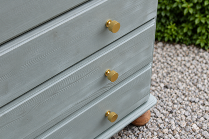 Commode haute en pin rénovée – 5 tiroirs – vert sauge, bois naturel et poignées dorées
