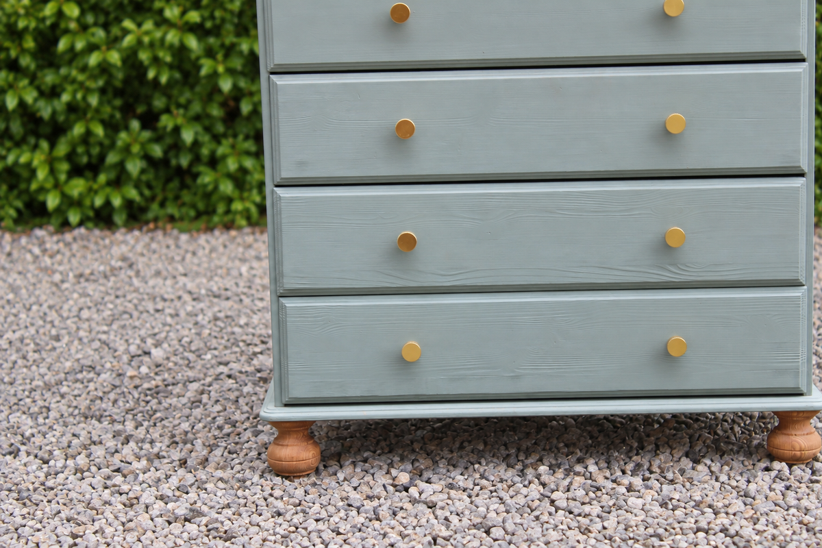 Commode haute en pin rénovée – 5 tiroirs – vert sauge, bois naturel et poignées dorées