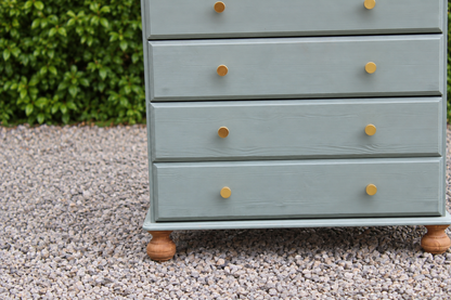 Commode haute en pin rénovée – 5 tiroirs – vert sauge, bois naturel et poignées dorées