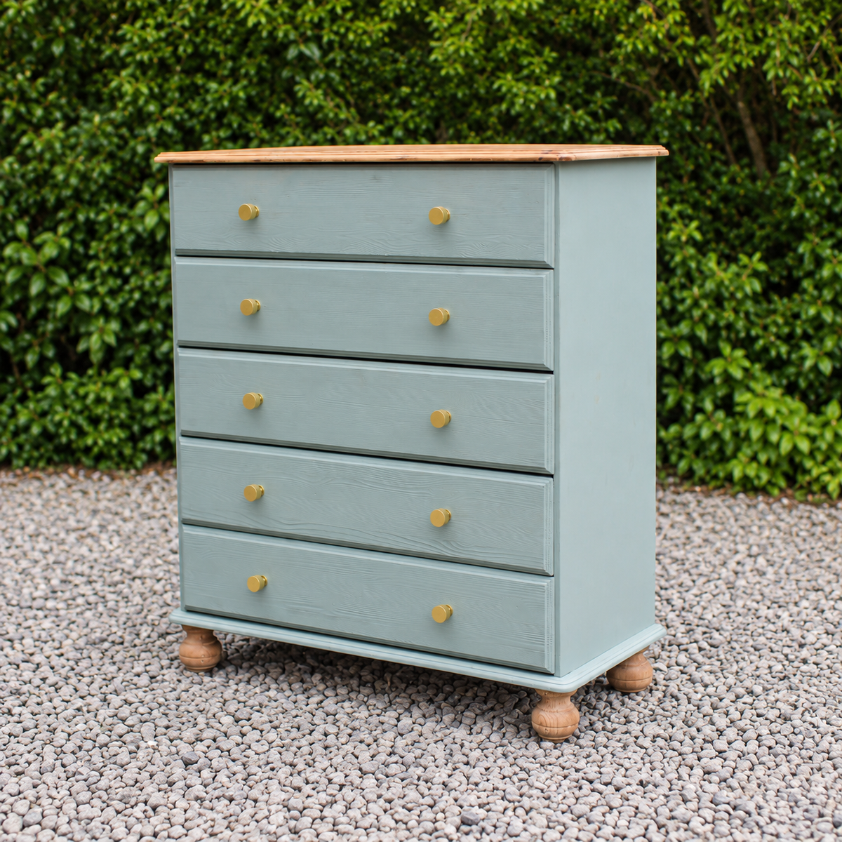Commode haute en pin rénovée – 5 tiroirs – vert sauge, bois naturel et poignées dorées