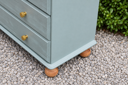 Commode haute en pin rénovée – 5 tiroirs – vert sauge, bois naturel et poignées dorées