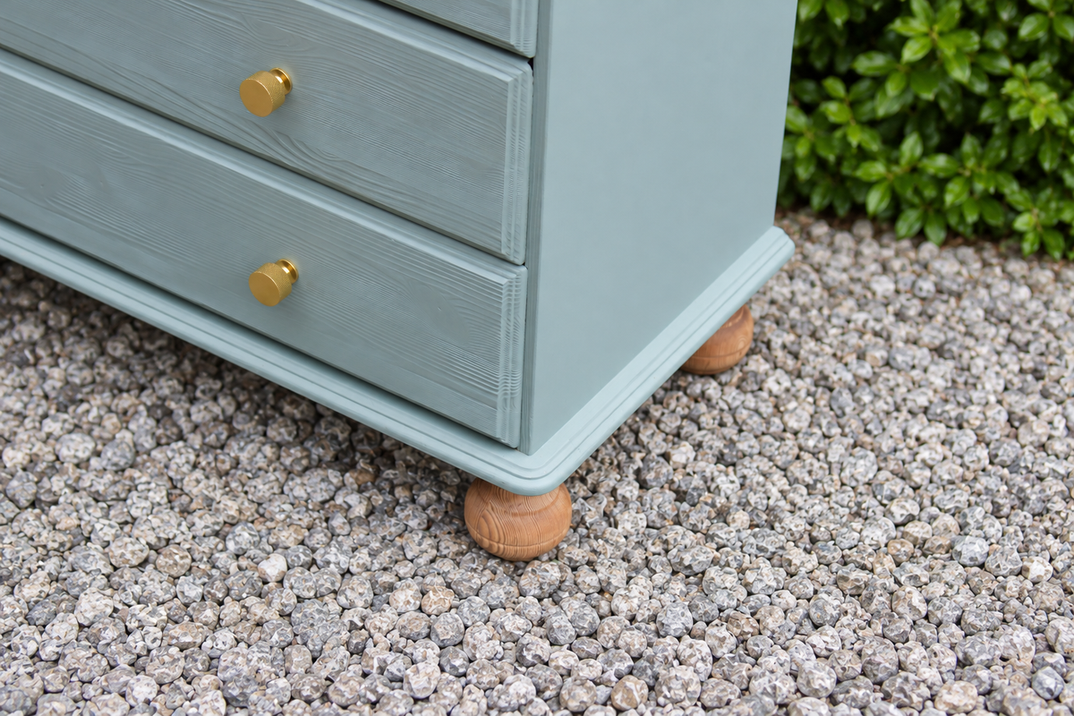 Commode haute en pin rénovée – 5 tiroirs – vert sauge, bois naturel et poignées dorées