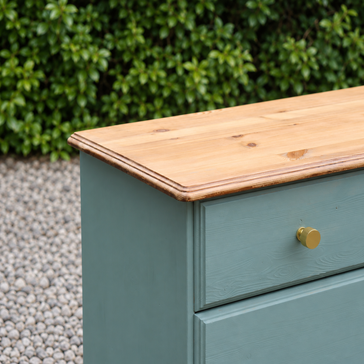 Commode haute en pin rénovée – 5 tiroirs – vert sauge, bois naturel et poignées dorées