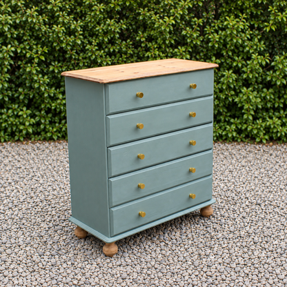 Commode haute en pin rénovée – 5 tiroirs – vert sauge, bois naturel et poignées dorées