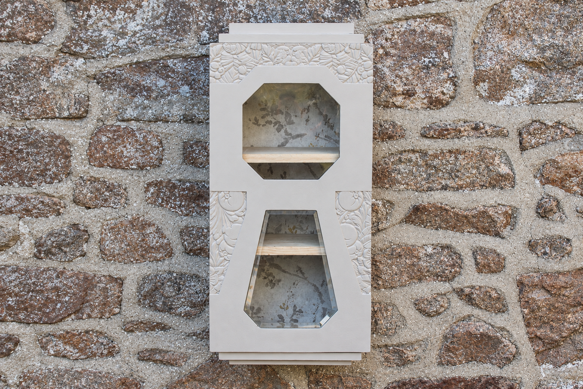 Ancienne horloge Art déco détournée en vitrine étagère murale – Greige Galuchat – H70 cm