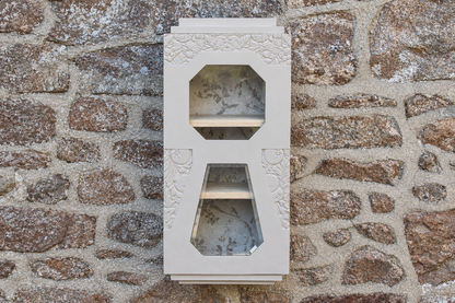 Ancienne horloge Art déco détournée en vitrine étagère murale – Greige Galuchat – H70 cm