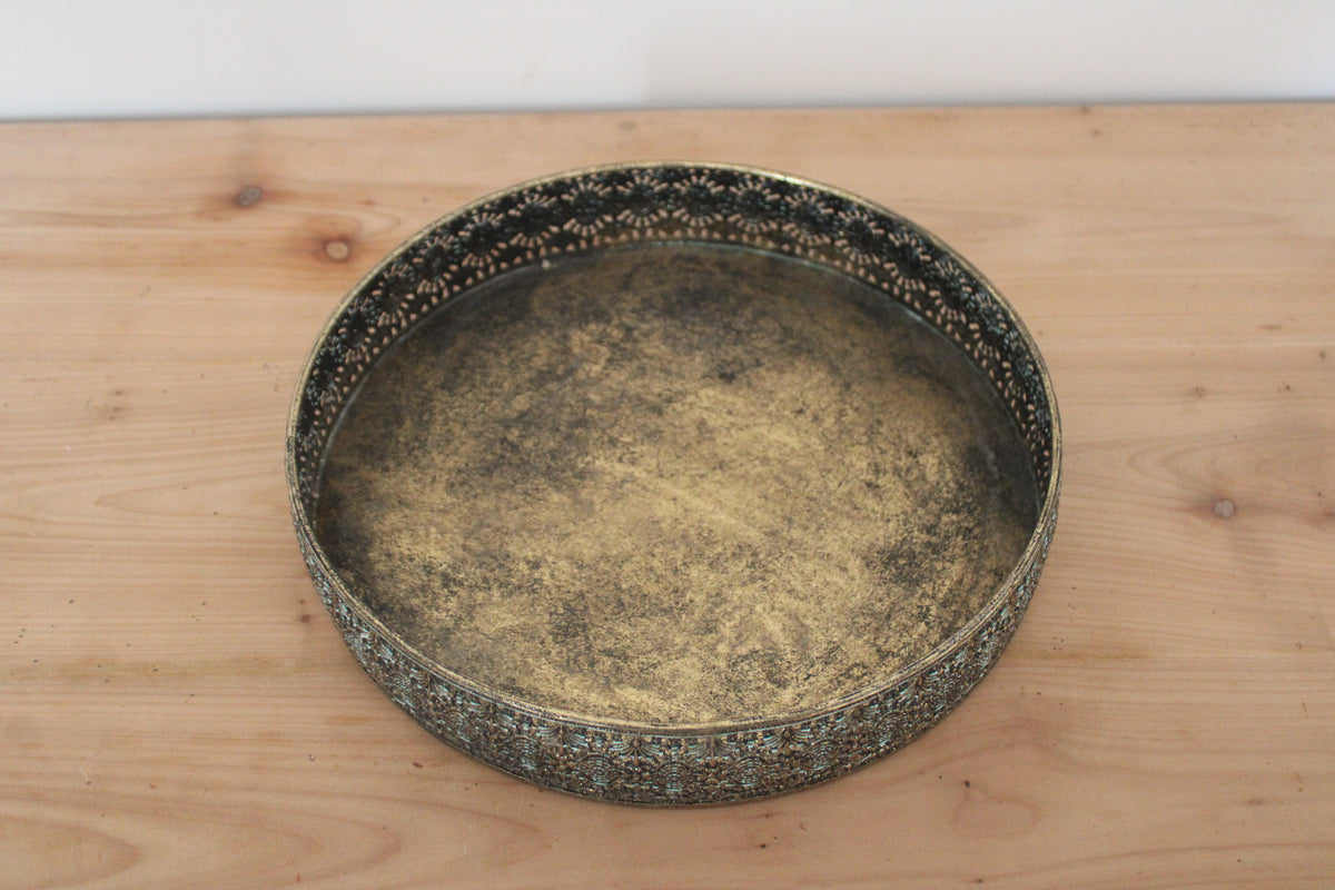 Plateau rond en métal doré patiné à bordure ajourée – D30 cm