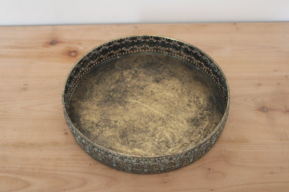 Plateau rond en métal doré patiné à bordure ajourée – D30 cm