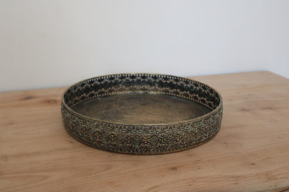 Plateau rond en métal doré patiné à bordure ajourée – D30 cm