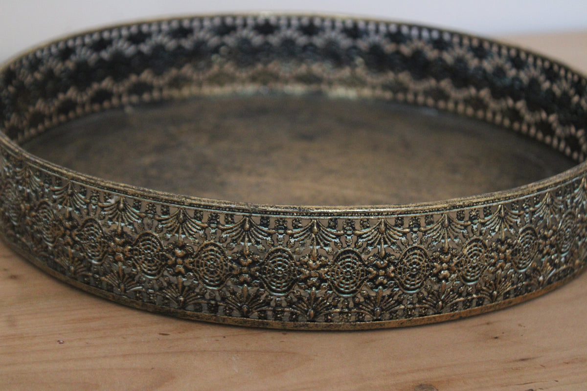 Plateau rond en métal doré patiné à bordure ajourée – D30 cm