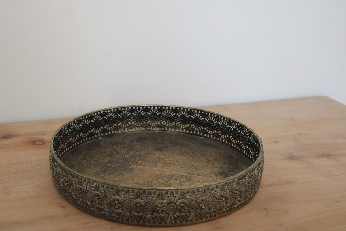 Plateau rond en métal doré patiné à bordure ajourée – D30 cm