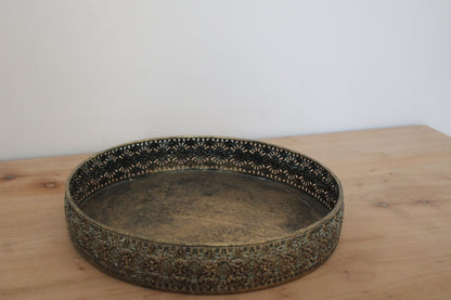 Plateau rond en métal doré patiné à bordure ajourée – D30 cm