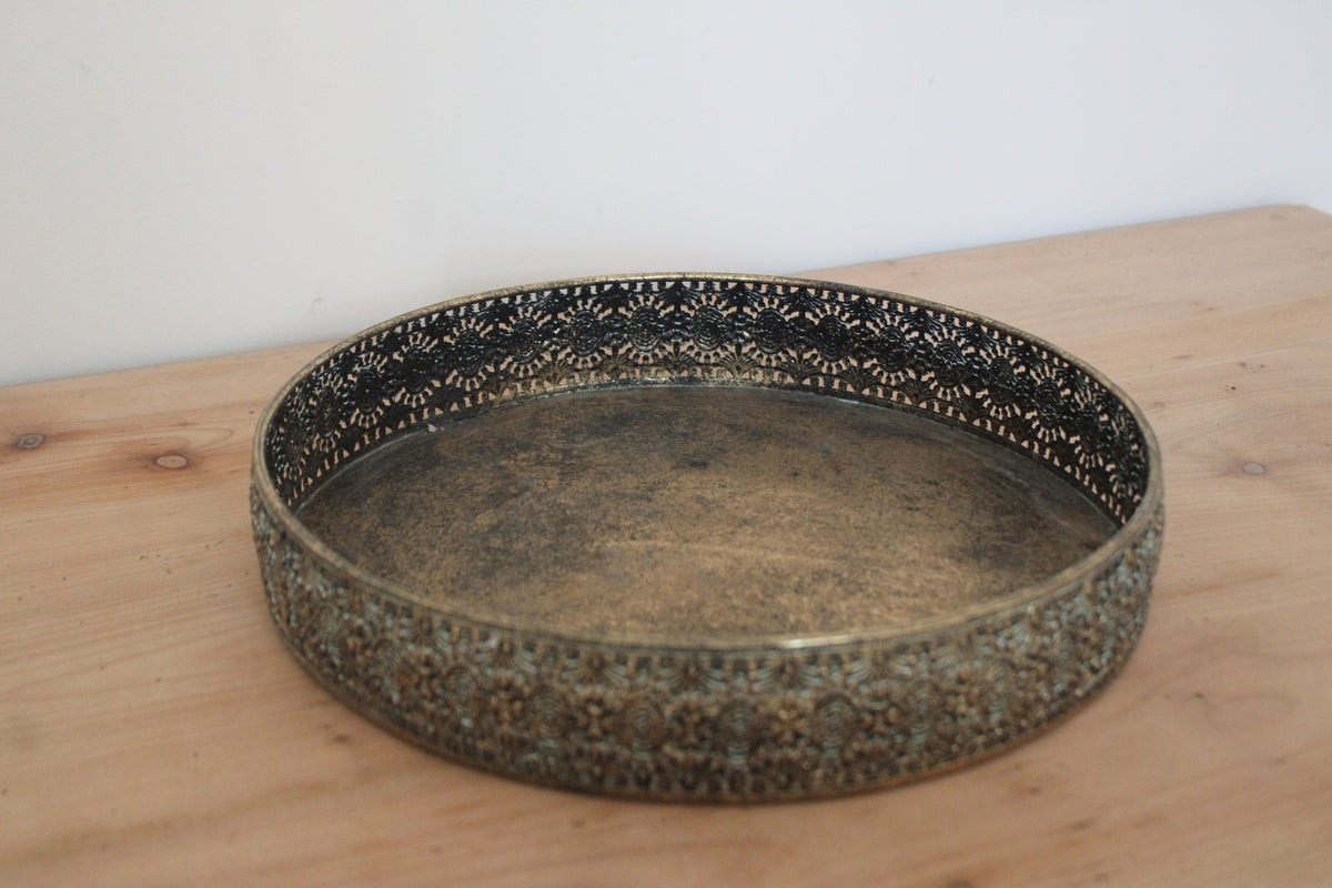 Plateau rond en métal doré patiné à bordure ajourée – D30 cm