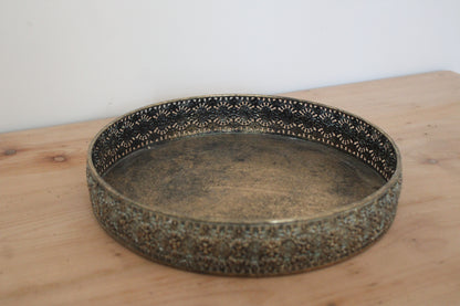 Plateau rond en métal doré patiné à bordure ajourée – D30 cm