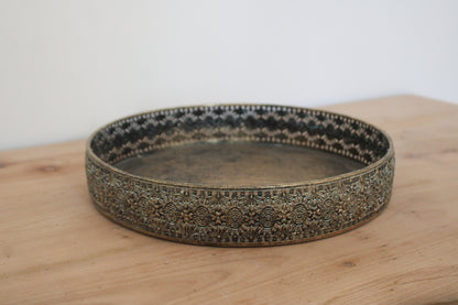 Plateau rond en métal doré patiné à bordure ajourée – D30 cm