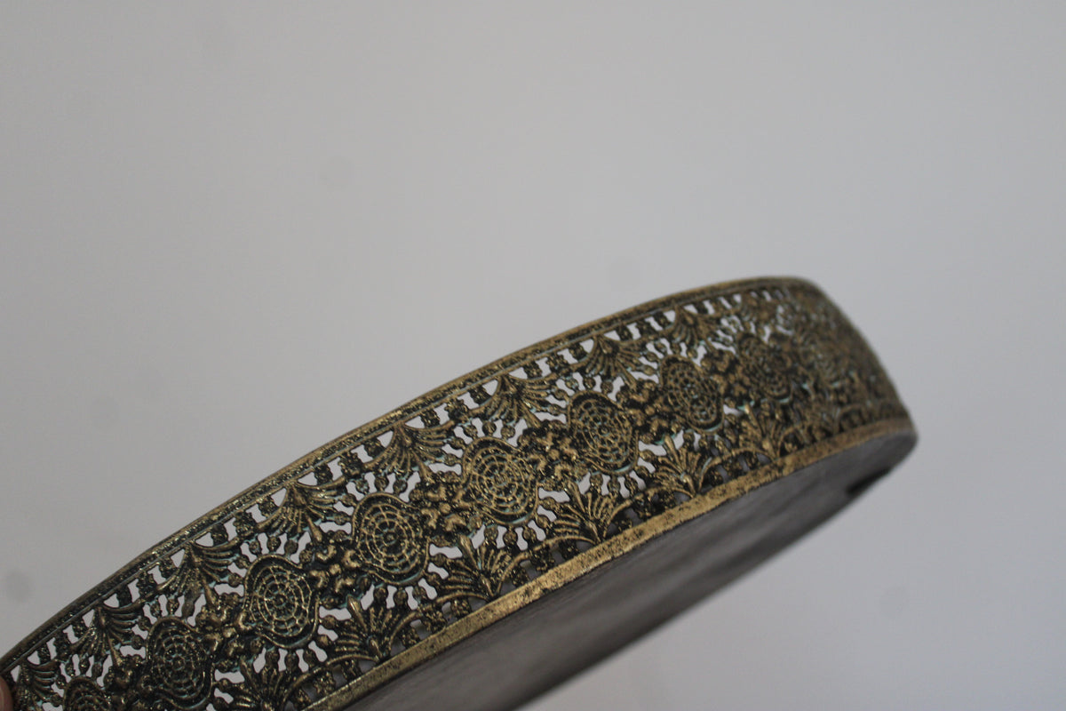 Plateau rond en métal doré patiné à bordure ajourée – D30 cm