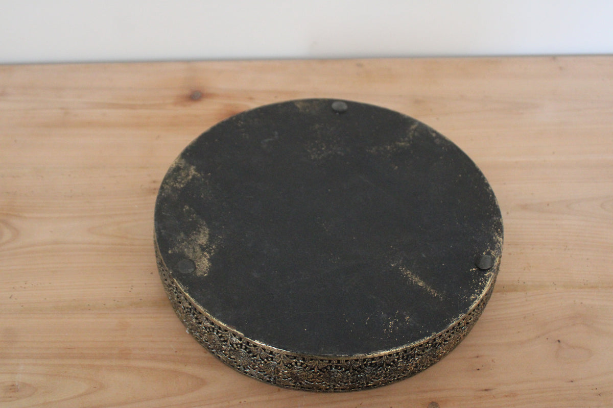 Plateau rond en métal doré patiné à bordure ajourée – D30 cm
