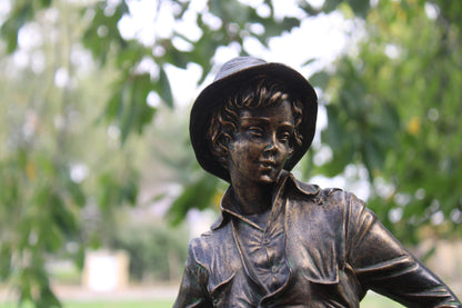 Grande sculpture jeune chasseur en résine patinée façon bronze – H61 cm