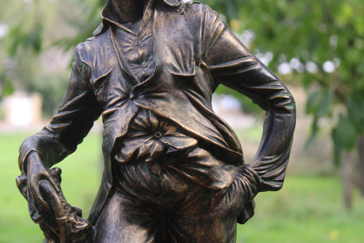 Grande sculpture jeune chasseur en résine patinée façon bronze – H61 cm