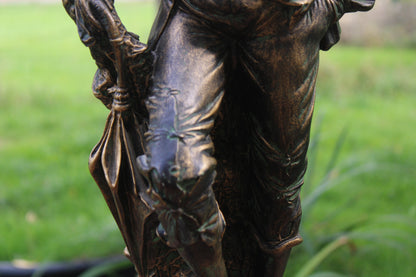 Grande sculpture jeune chasseur en résine patinée façon bronze – H61 cm