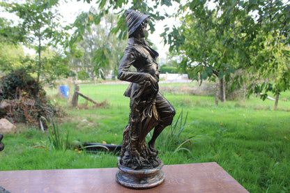Grande sculpture jeune chasseur en résine patinée façon bronze – H61 cm