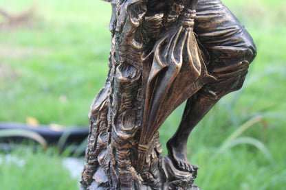 Grande sculpture jeune chasseur en résine patinée façon bronze – H61 cm