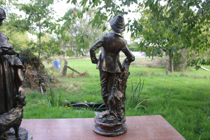 Grande sculpture jeune chasseur en résine patinée façon bronze – H61 cm