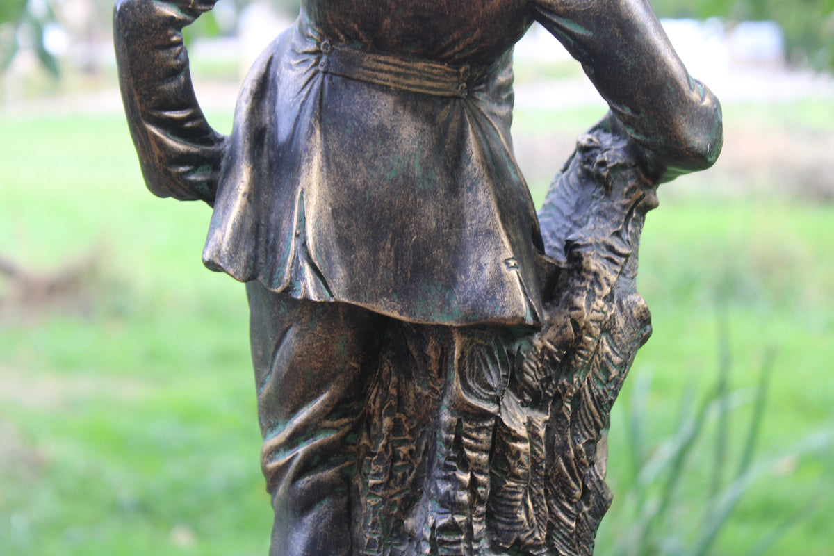 Grande sculpture jeune chasseur en résine patinée façon bronze – H61 cm