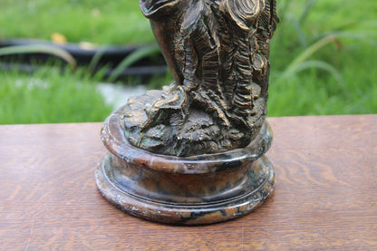 Grande sculpture jeune chasseur en résine patinée façon bronze – H61 cm