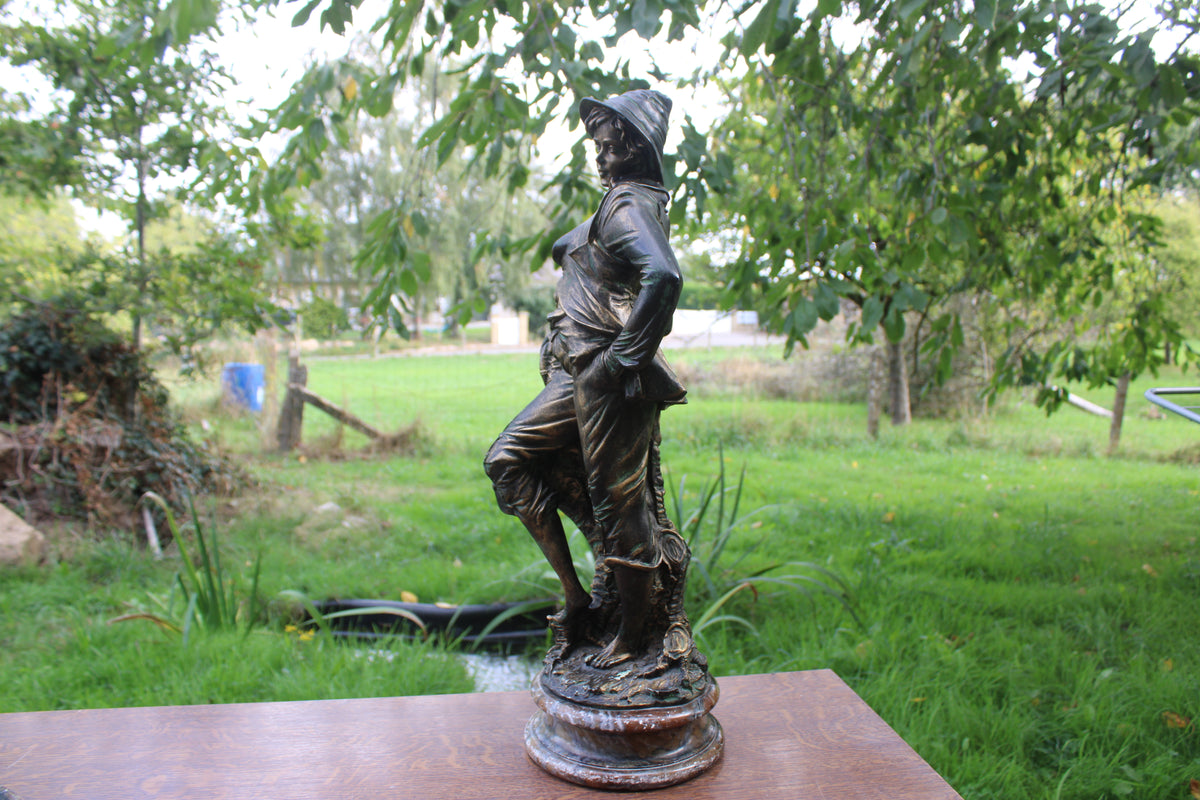 Grande sculpture jeune chasseur en résine patinée façon bronze – H61 cm