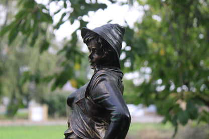 Grande sculpture jeune chasseur en résine patinée façon bronze – H61 cm
