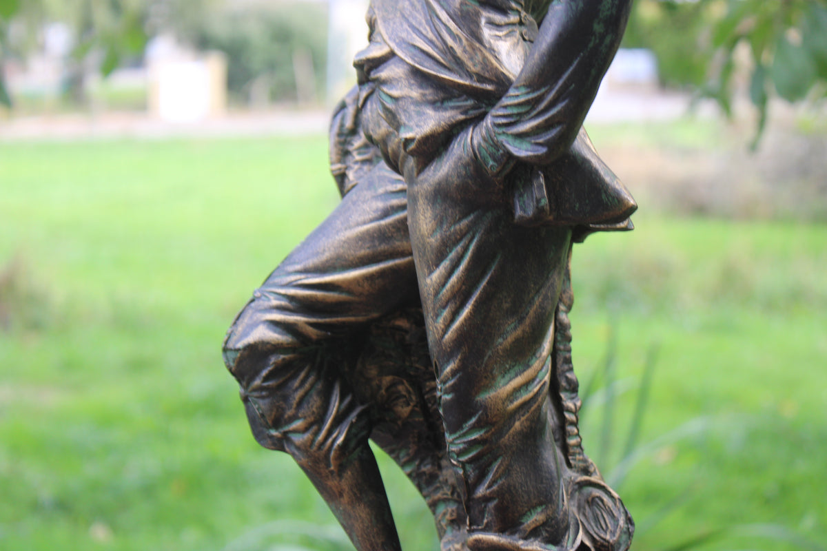 Grande sculpture jeune chasseur en résine patinée façon bronze – H61 cm