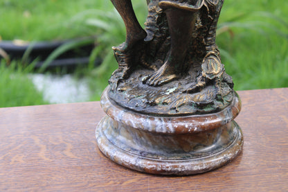 Grande sculpture jeune chasseur en résine patinée façon bronze – H61 cm