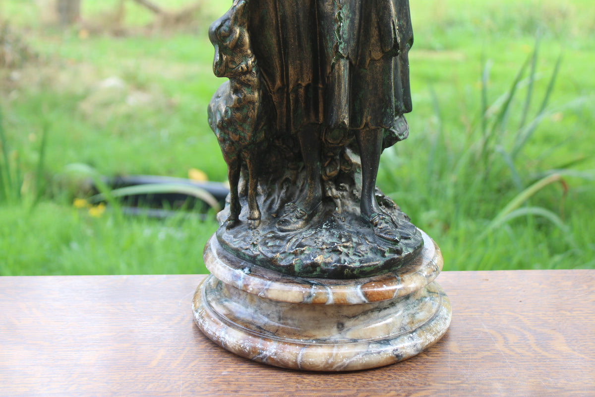 Grande sculpture bergère au mouton patinée façon bronze – H60 cm