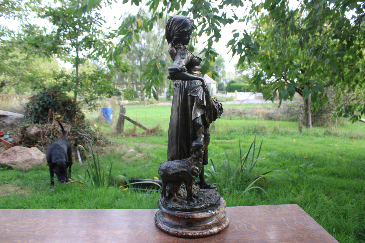 Grande sculpture bergère au mouton patinée façon bronze – H60 cm