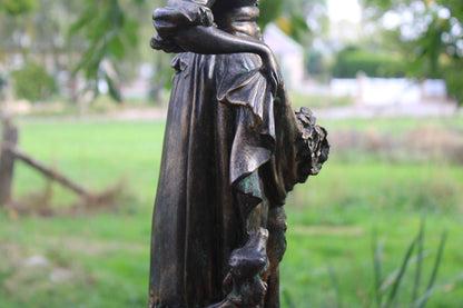 Grande sculpture bergère au mouton patinée façon bronze – H60 cm