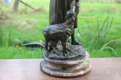 Grande sculpture bergère au mouton patinée façon bronze – H60 cm