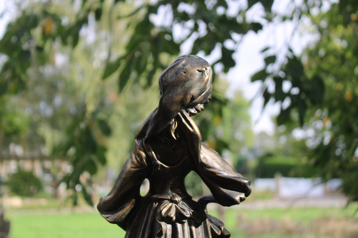 Grande sculpture bergère au mouton patinée façon bronze – H60 cm