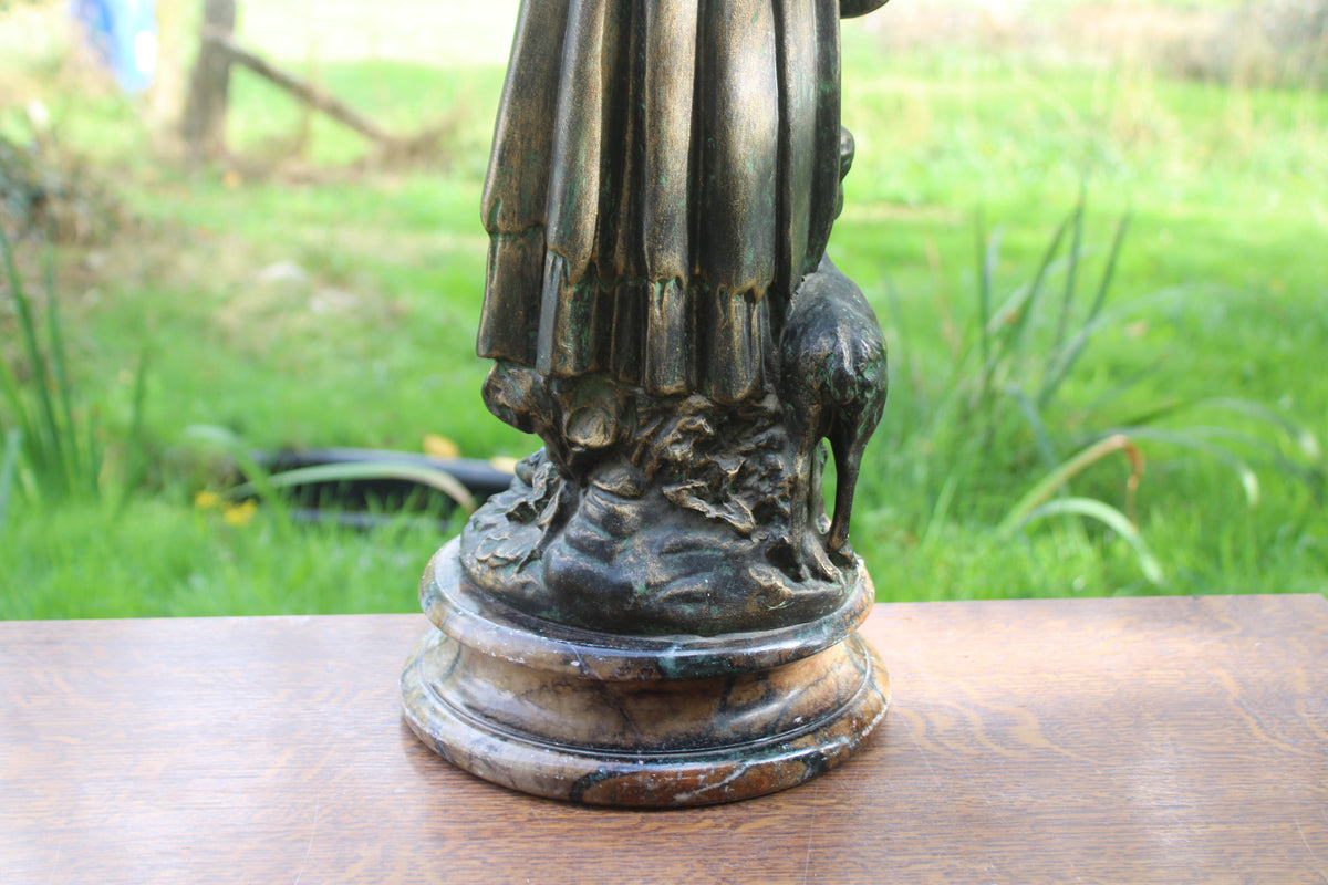 Grande sculpture bergère au mouton patinée façon bronze – H60 cm