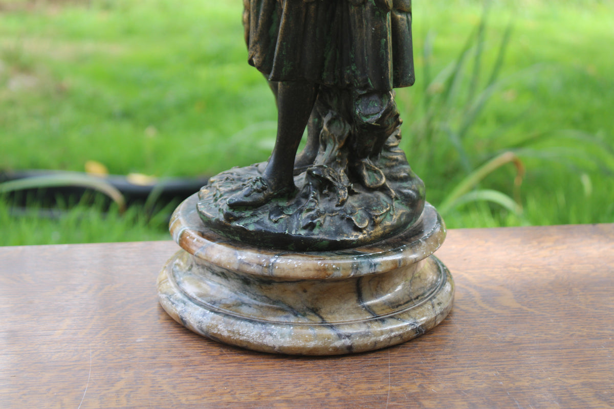 Grande sculpture bergère au mouton patinée façon bronze – H60 cm