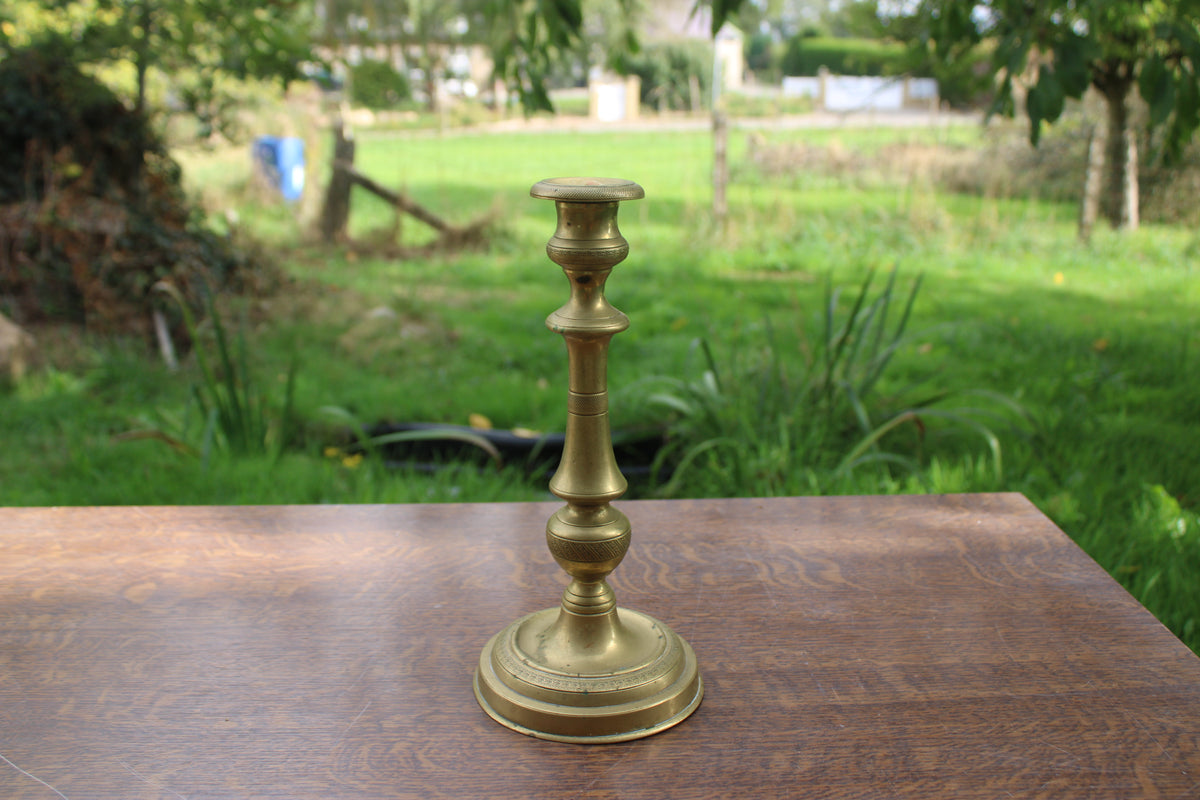 Grand bougeoir ancien en laiton tourné et décoré – H30 cm