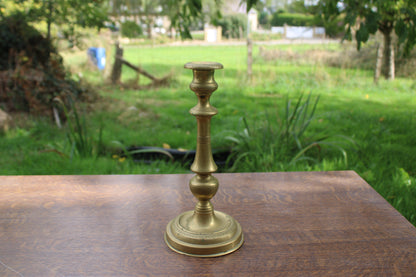 Grand bougeoir ancien en laiton tourné et décoré – H30 cm