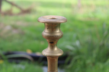 Grand bougeoir ancien en laiton tourné et décoré – H30 cm