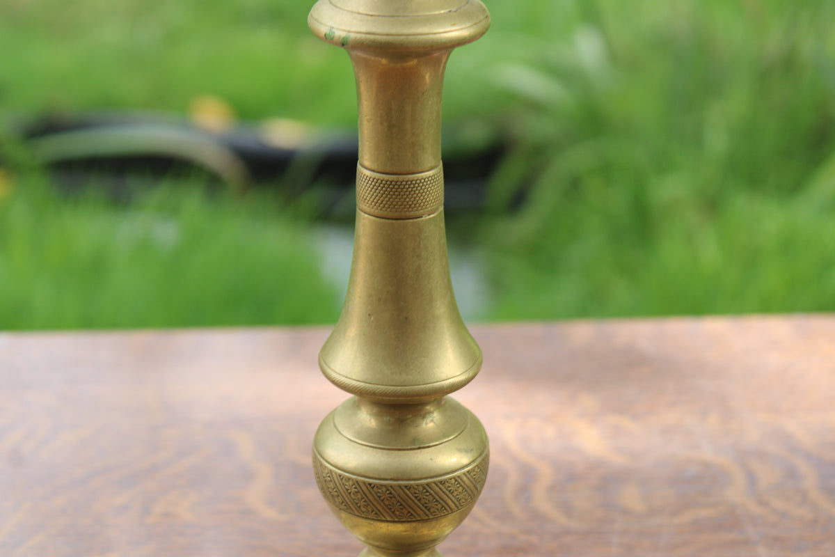 Grand bougeoir ancien en laiton tourné et décoré – H30 cm