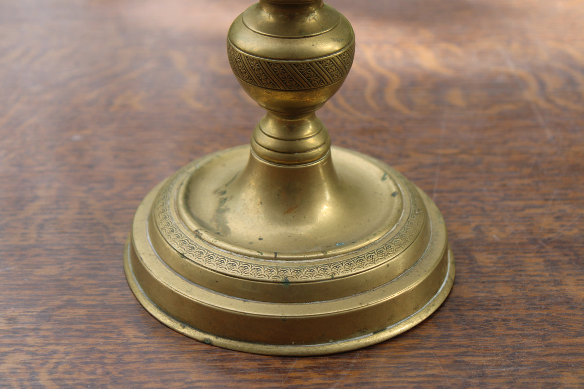 Grand bougeoir ancien en laiton tourné et décoré – H30 cm