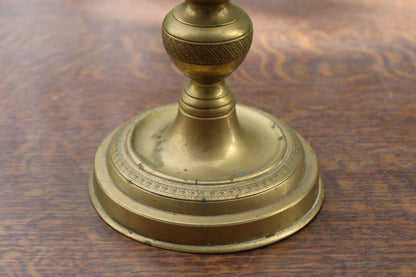 Grand bougeoir ancien en laiton tourné et décoré – H30 cm