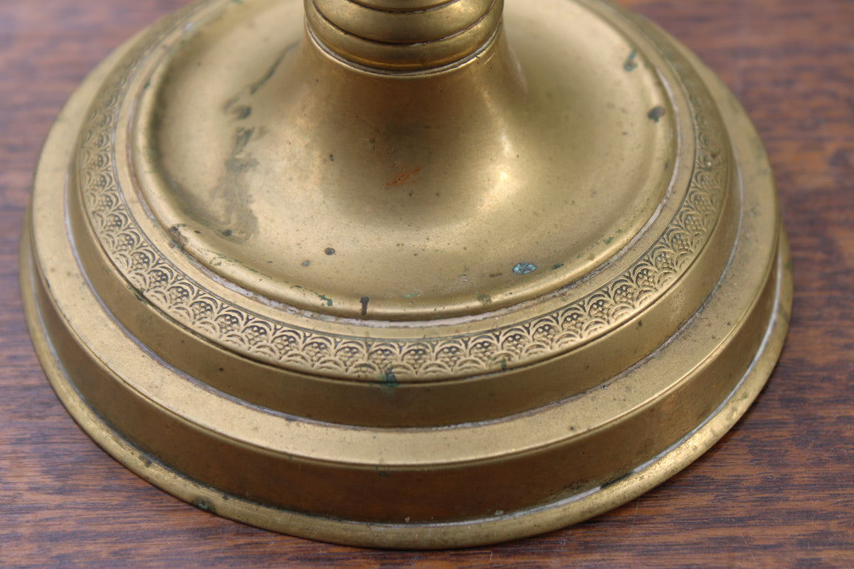 Grand bougeoir ancien en laiton tourné et décoré – H30 cm