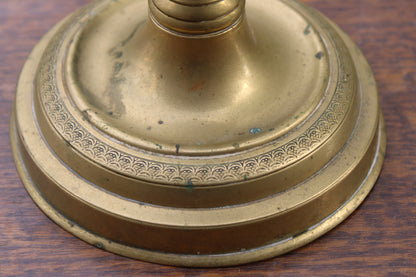 Grand bougeoir ancien en laiton tourné et décoré – H30 cm