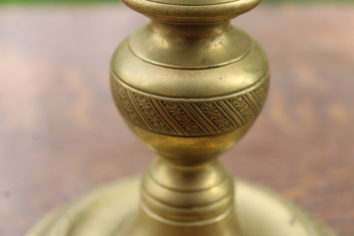 Grand bougeoir ancien en laiton tourné et décoré – H30 cm