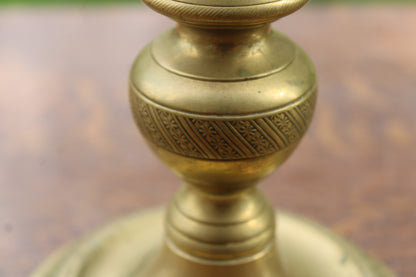 Grand bougeoir ancien en laiton tourné et décoré – H30 cm
